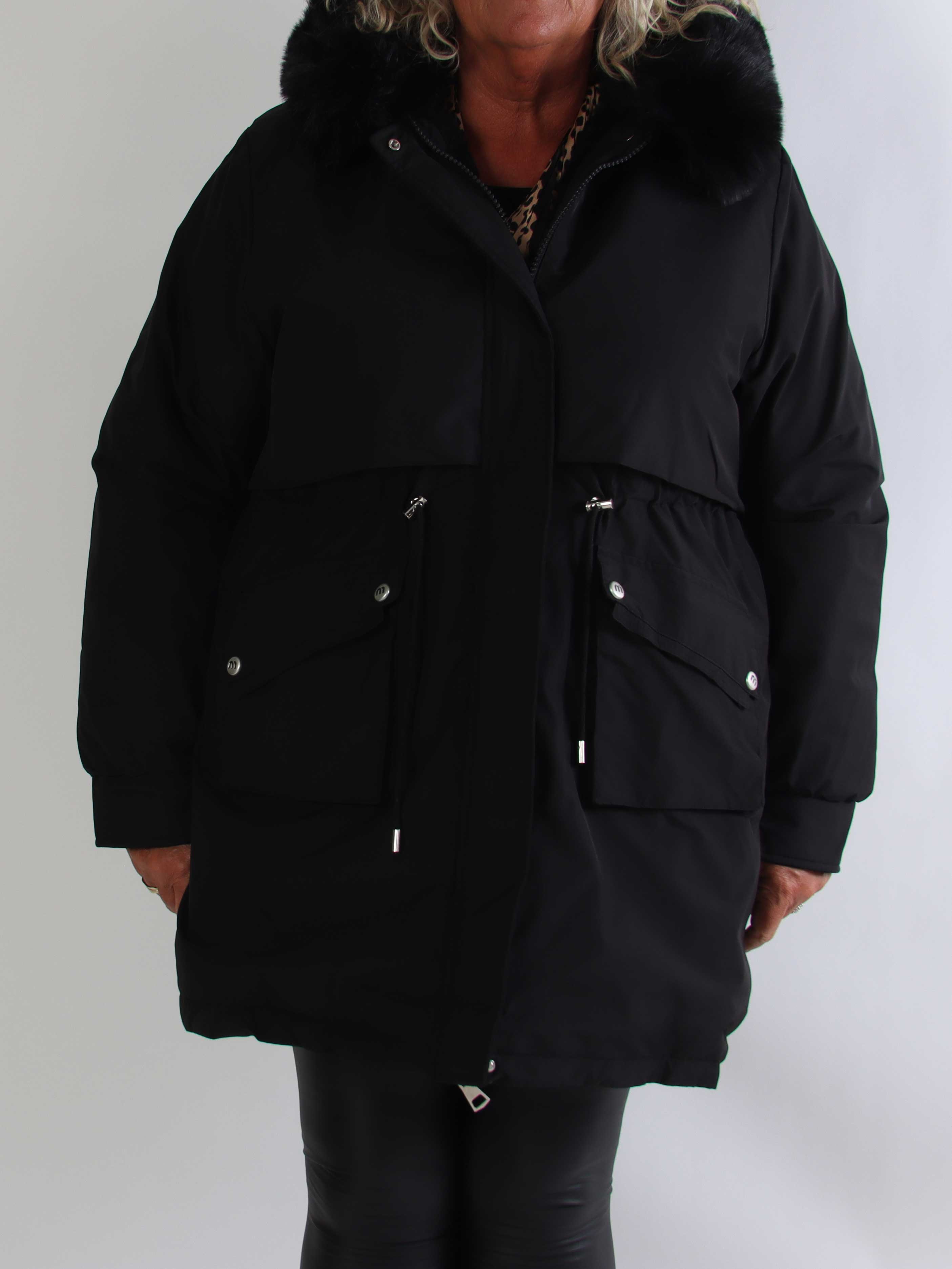 Maple - Varm dynejakke med faux fur hætte